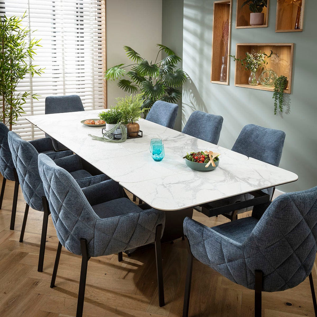 Ensemble de salle à manger extensible Cora &amp; Hugo, grand modèle 8 places, en chenille bleue et céramique blanche mate