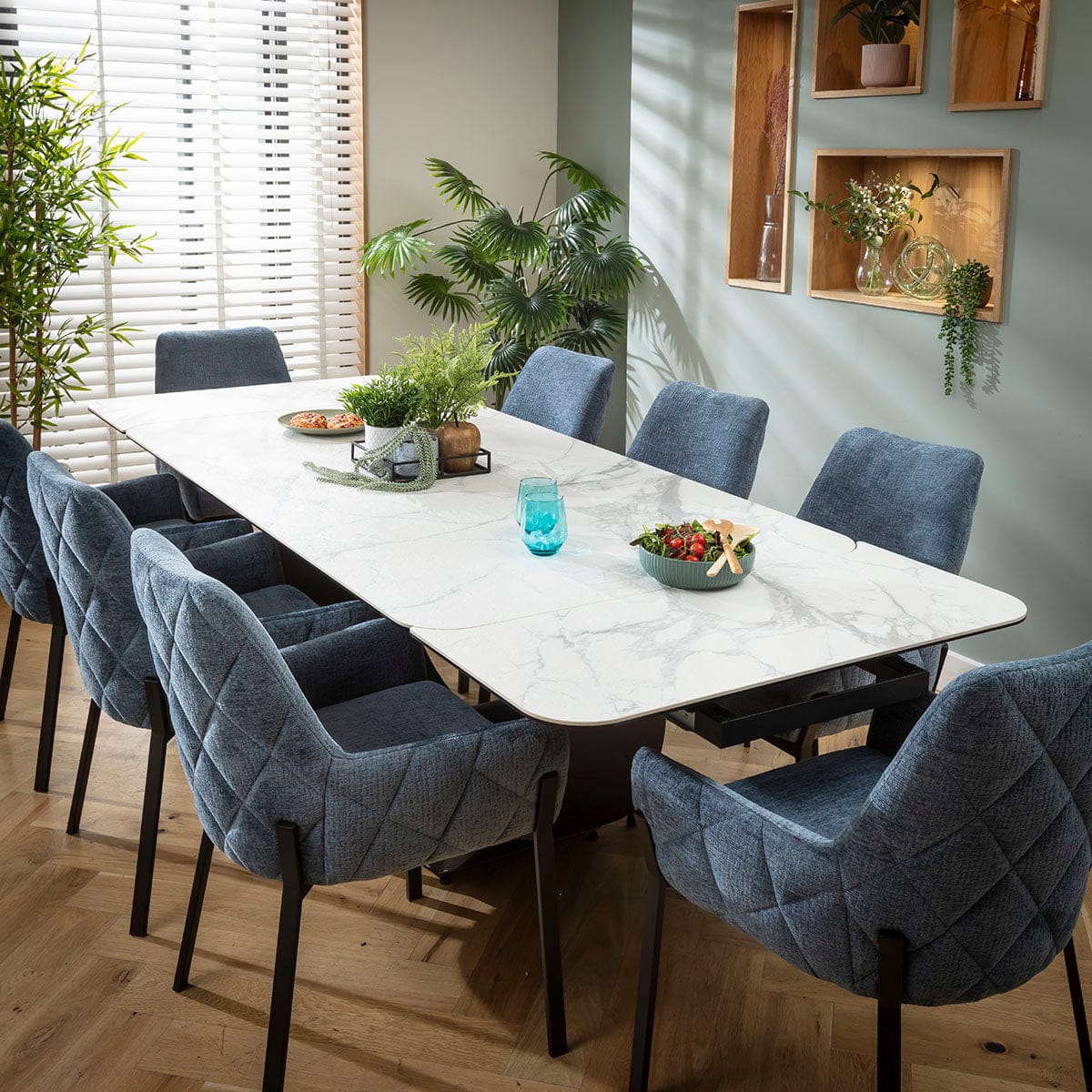 Ensemble de salle à manger extensible Cora &amp; Hugo, grand modèle 8 places, en chenille bleue et céramique blanche mate