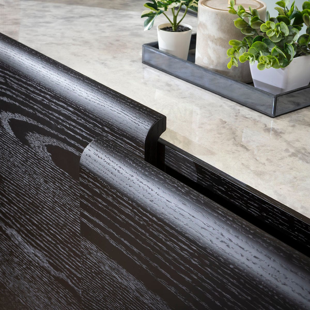 Buffet moderne Hastings grand format en chêne noir et céramique, 180 x 45 cm