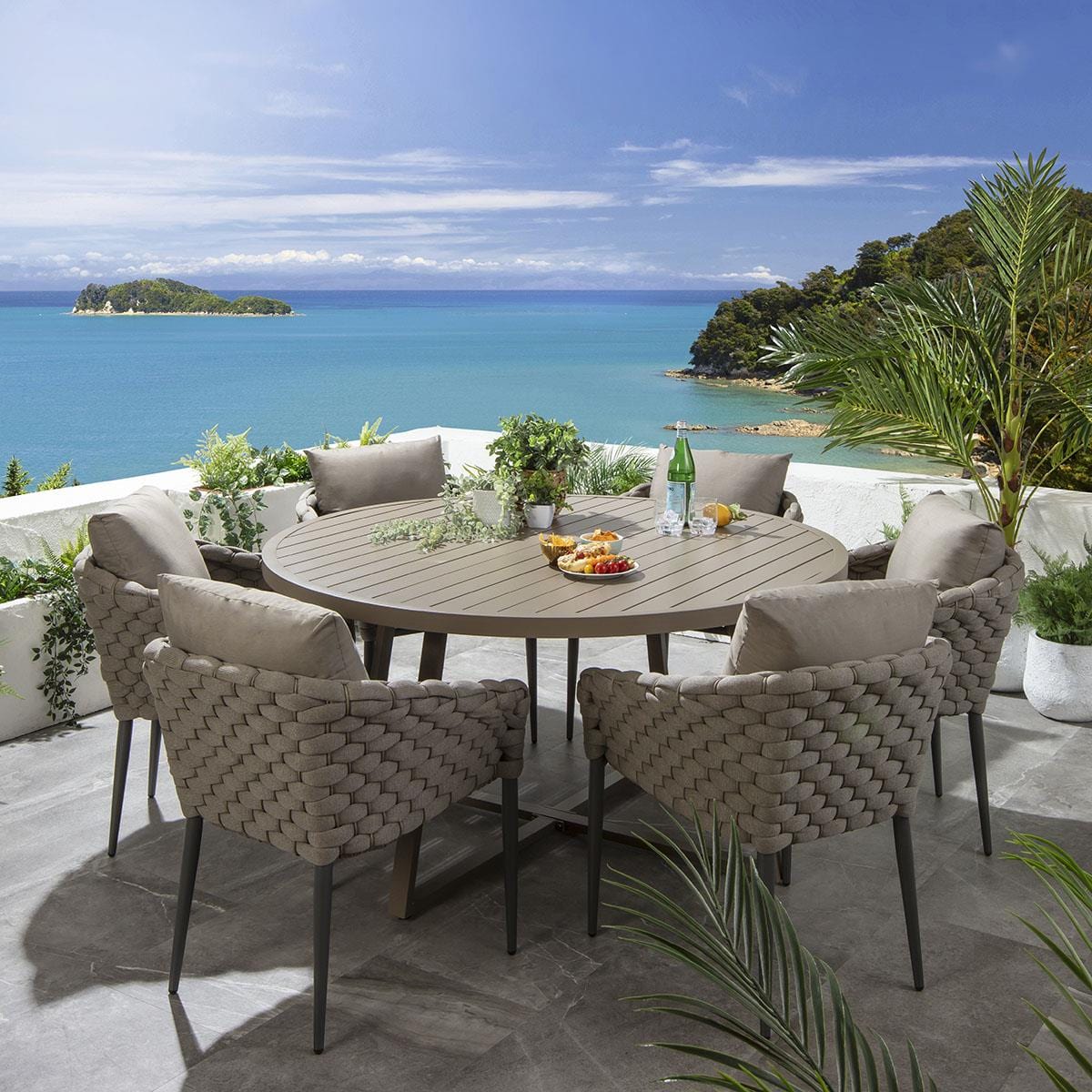 Ensemble de salle à manger d'extérieur rond Sundowner 6 places, aluminium café et beige