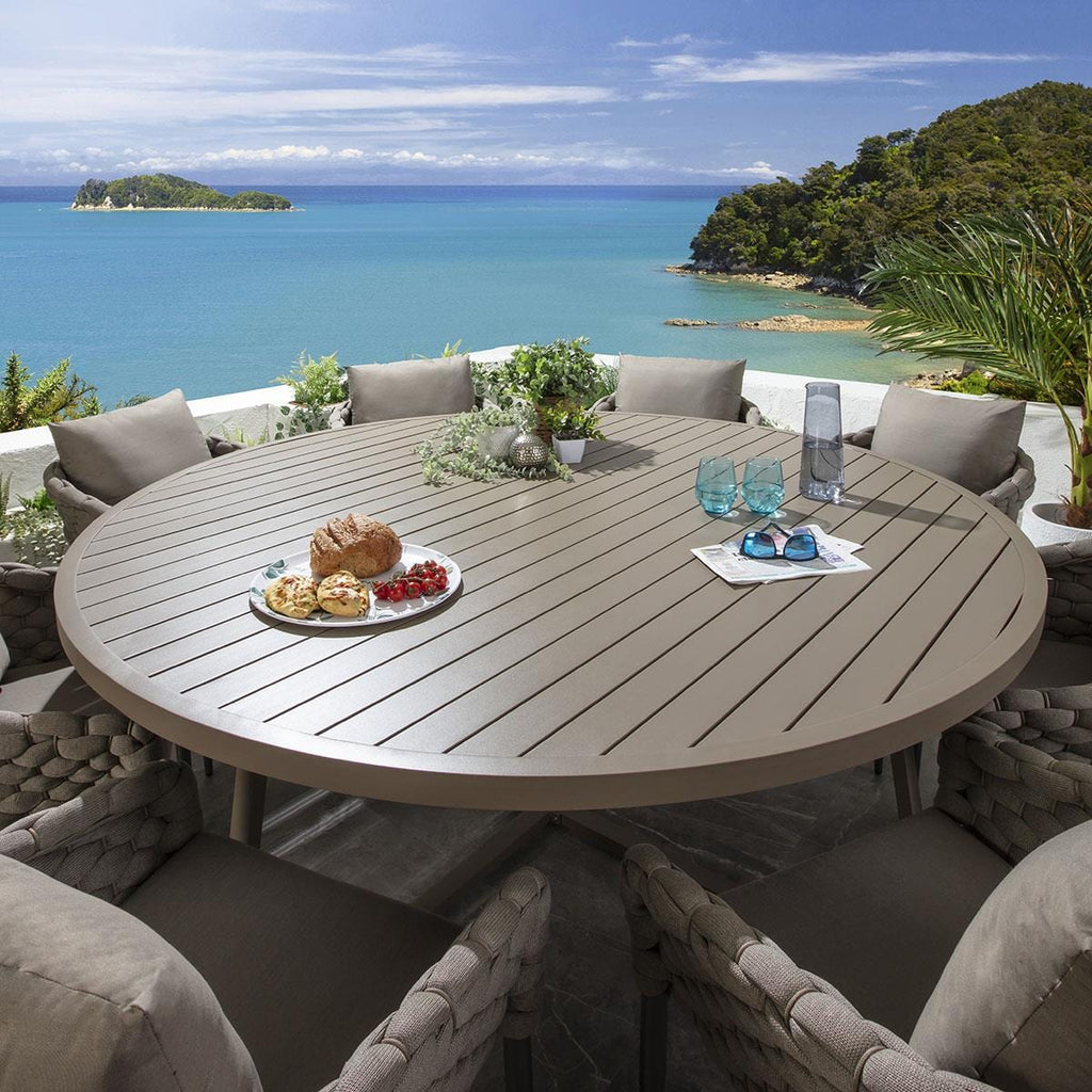 Ensemble de salle à manger d'extérieur rond Sundowner 8 places, aluminium café et beige