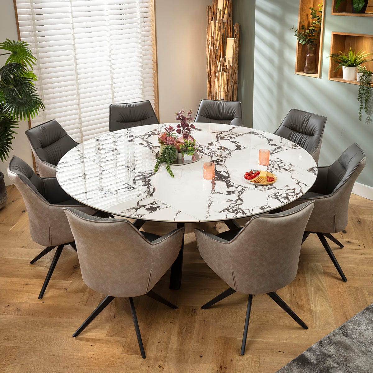 Ensemble de salle à manger rond extensible 8 places Millie &amp; Rudie, céramique blanche veinée de gris et de noir