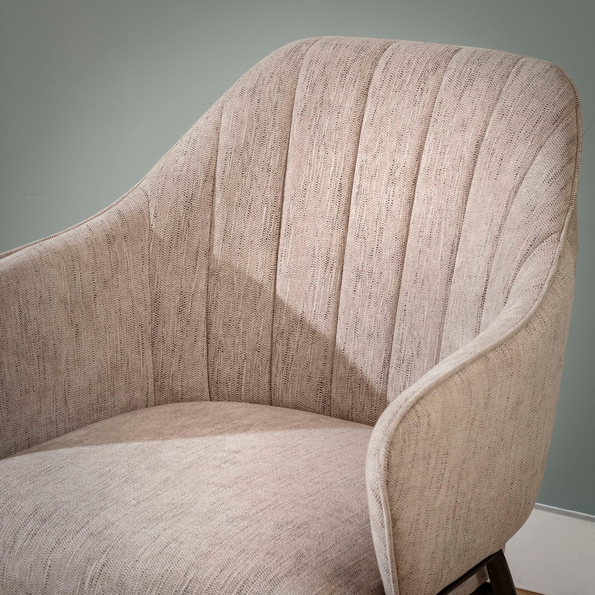 Chaise de salle à manger Clara moderne avec accoudoirs et tissu gris