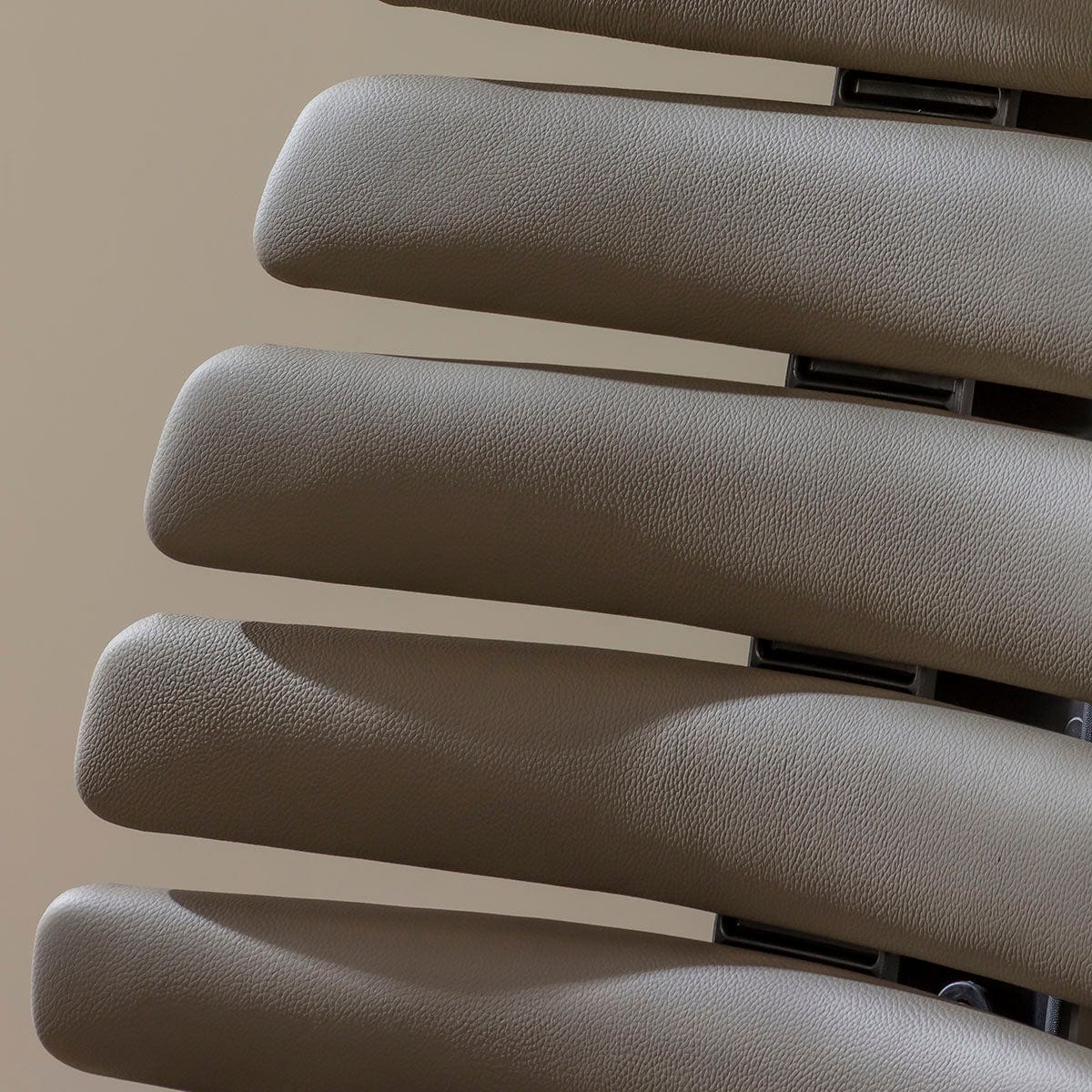 Fauteuil de bureau moderne Ergo, en similicuir noir et gris.