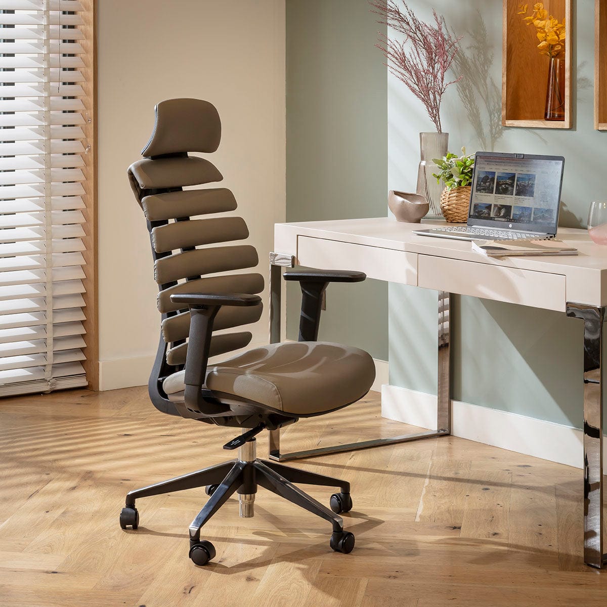 Fauteuil de bureau moderne Ergo, en similicuir noir et gris.