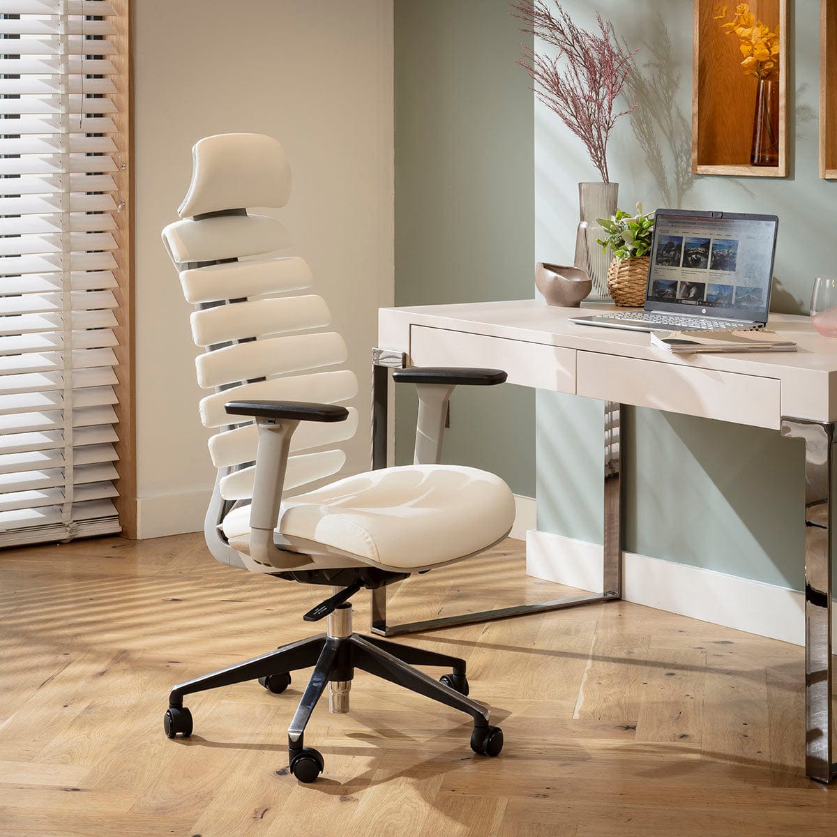 Fauteuil de bureau moderne Ergo, gris et blanc, en similicuir.