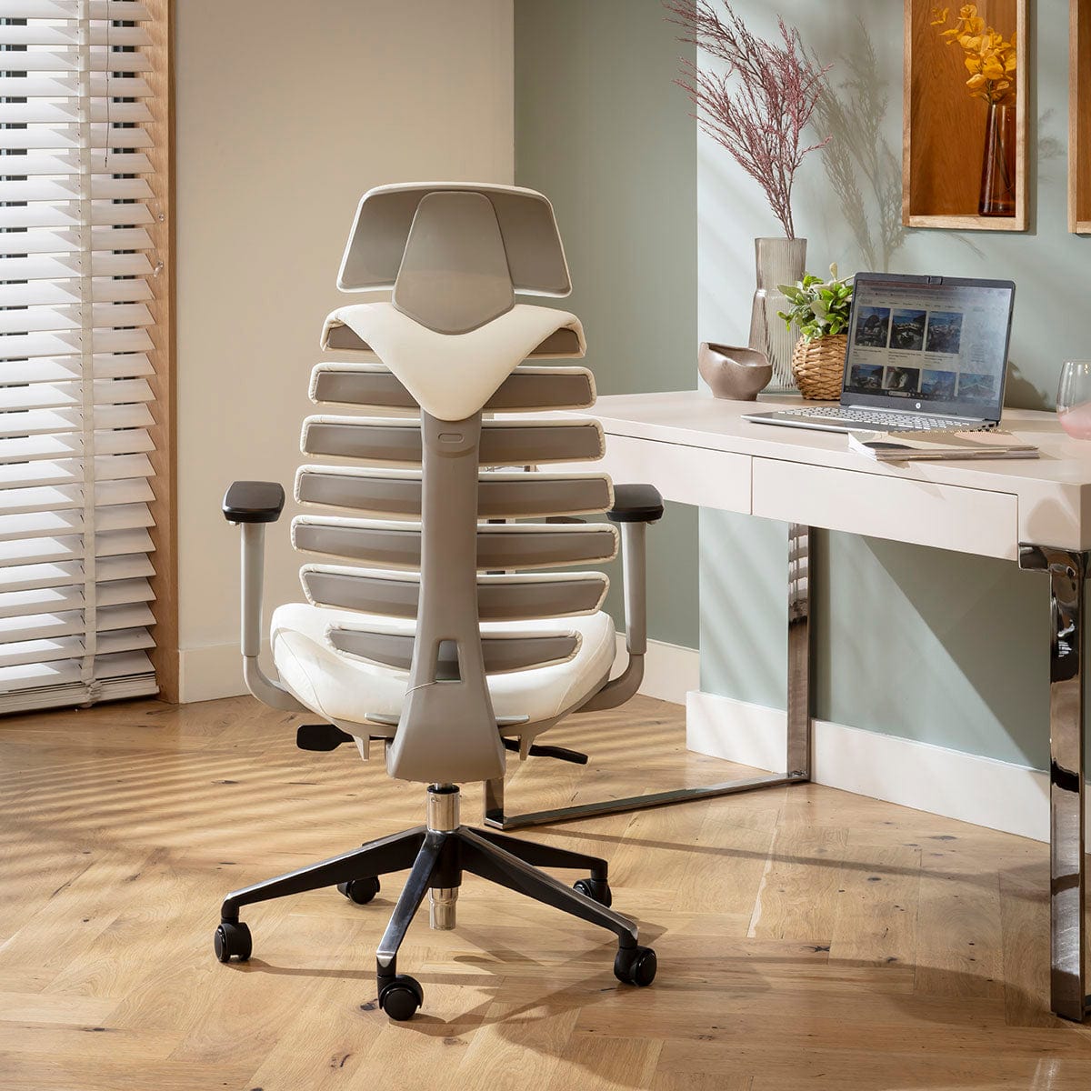 Fauteuil de bureau moderne Ergo, gris et blanc, en similicuir.