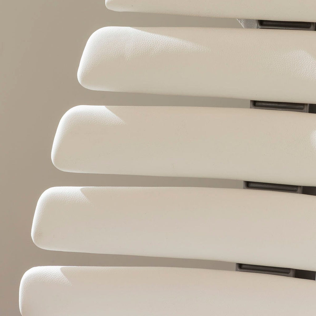 Fauteuil de bureau moderne Ergo, gris et blanc, en similicuir.