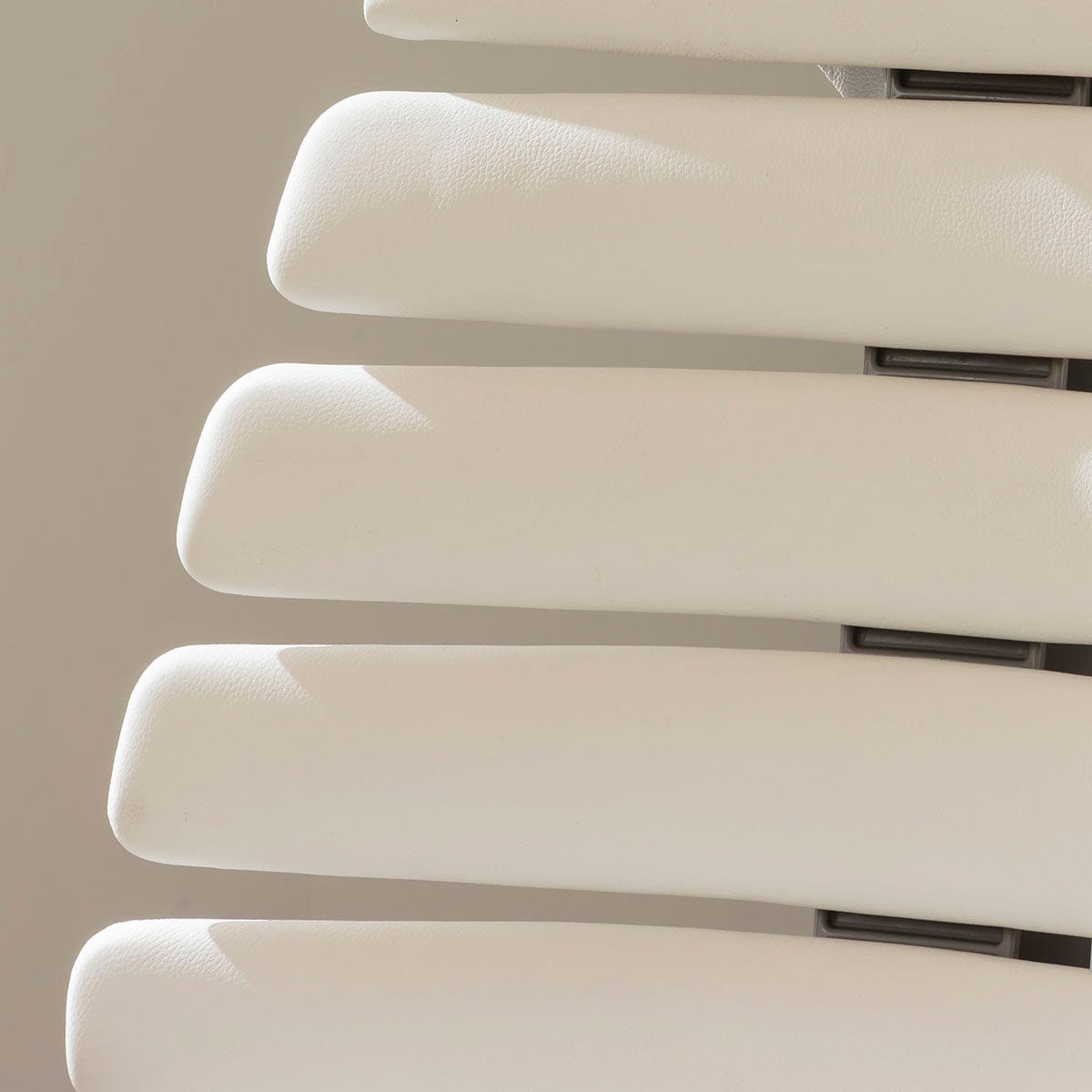 Fauteuil de bureau moderne Ergo, gris et blanc, en similicuir.