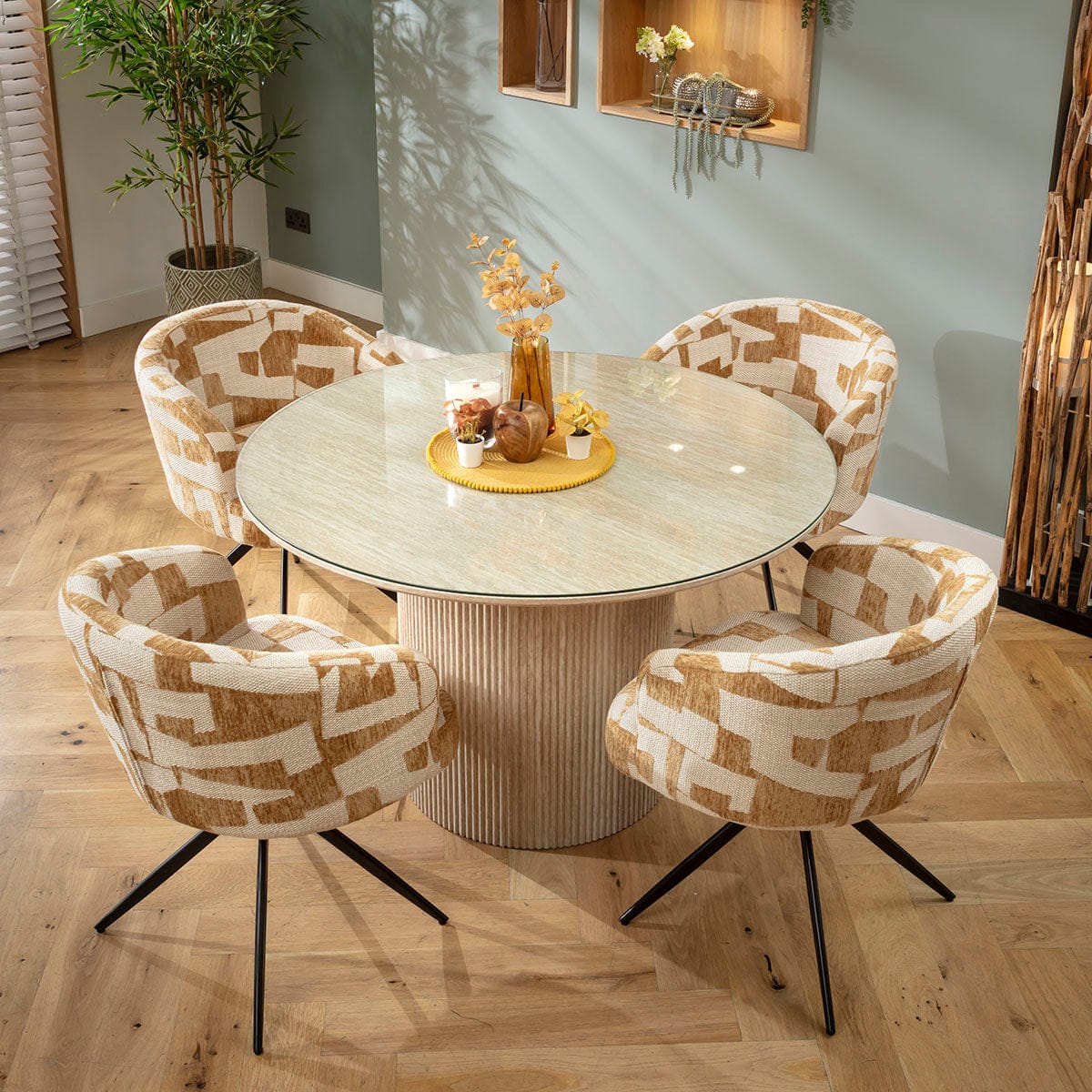 Ensemble de salle à manger rond 4 places Lyla &amp; Angelica avec plateau en verre, jaune et crème