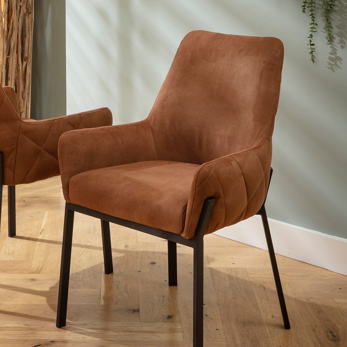 Chaise de salle à manger Cora Modern Carver avec accoudoirs en tissu marron