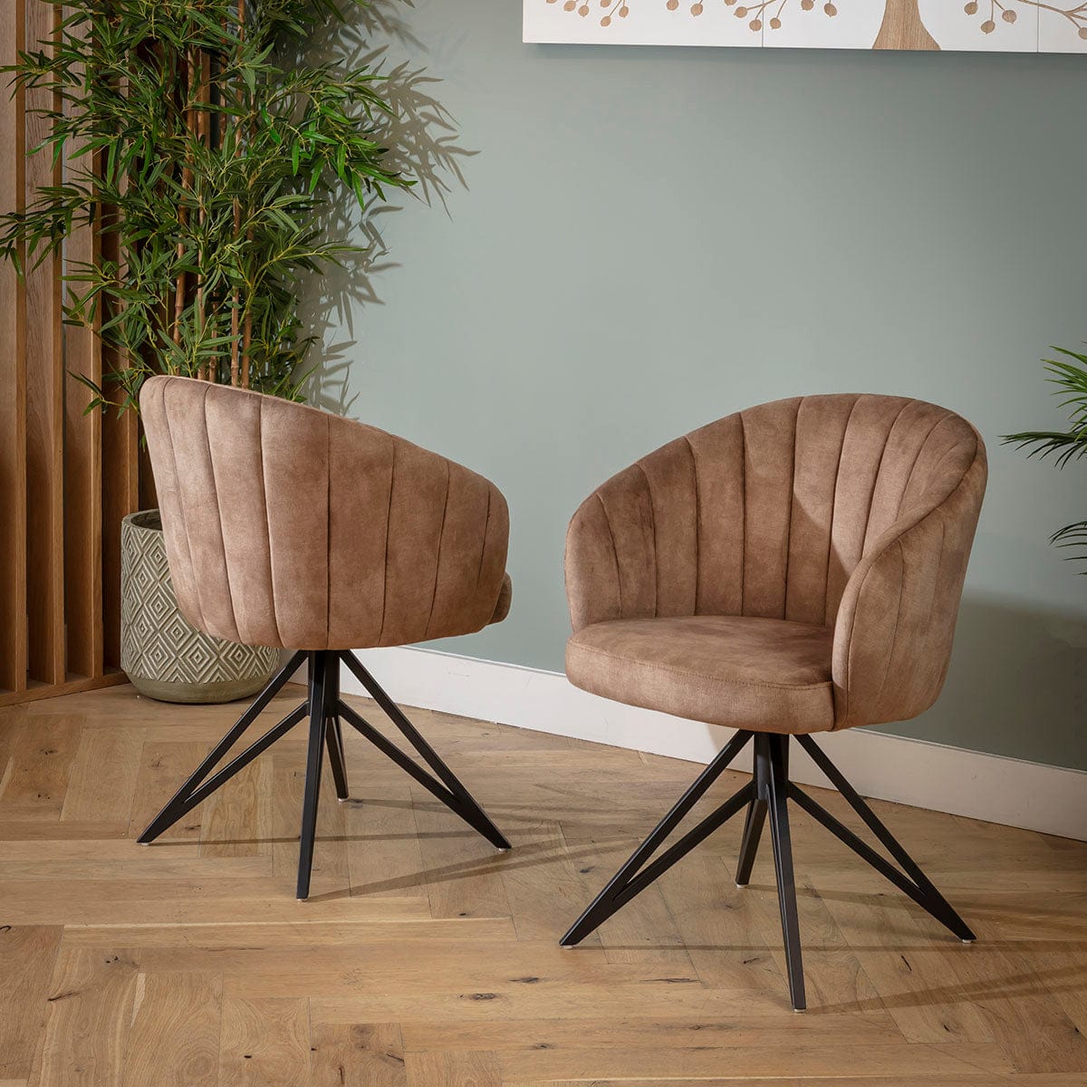 Chaise de salle à manger pivotante Hattie Carver avec accoudoirs, velours marron