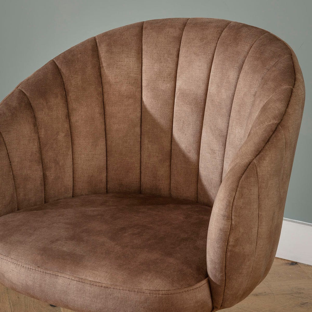 Chaise de salle à manger pivotante Hattie Carver avec accoudoirs, velours marron