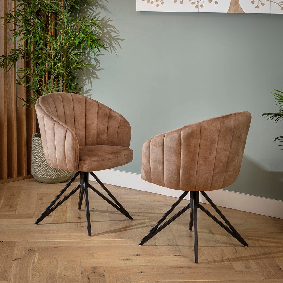 Chaise de salle à manger pivotante Hattie Carver avec accoudoirs, velours marron