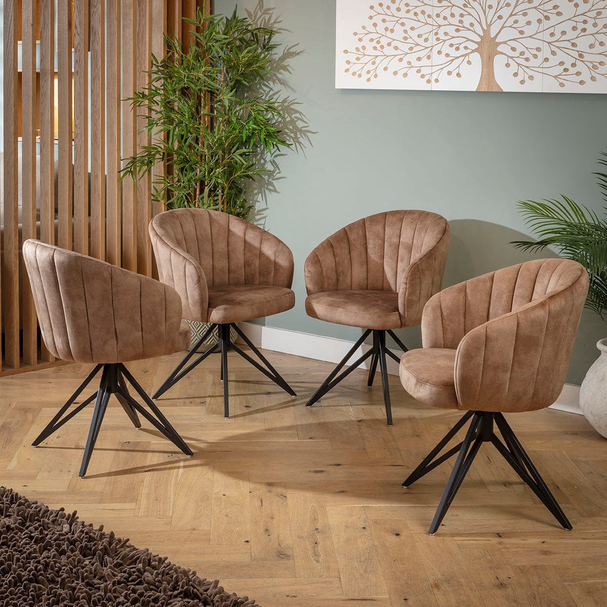 Chaise de salle à manger pivotante Hattie Carver avec accoudoirs, velours marron