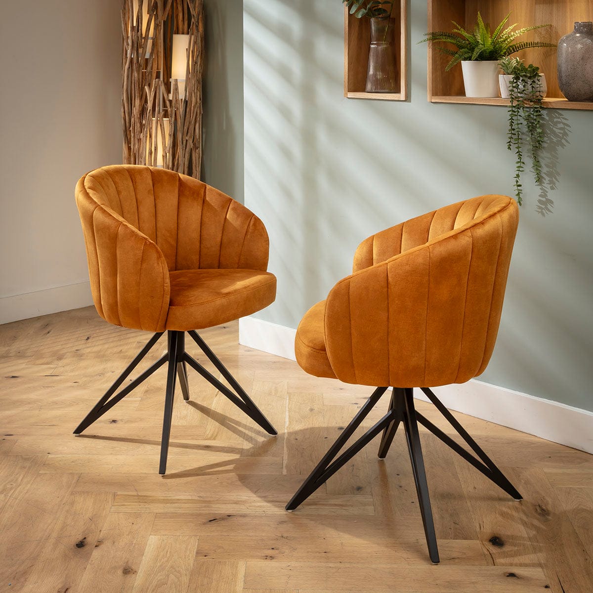 4 chaises de salle à manger pivotantes Hattie Carver avec accoudoirs, velours safran