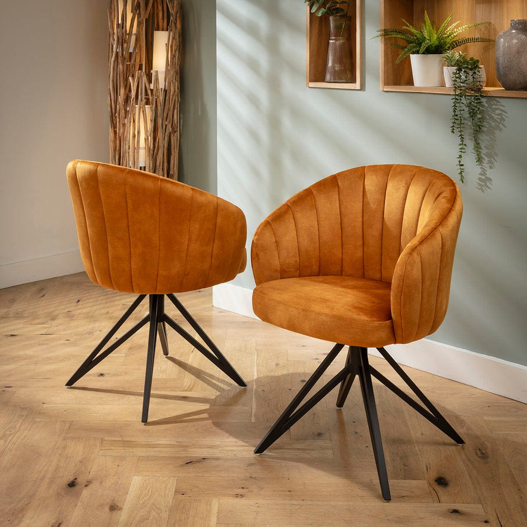 4 chaises de salle à manger pivotantes Hattie Carver avec accoudoirs, velours safran