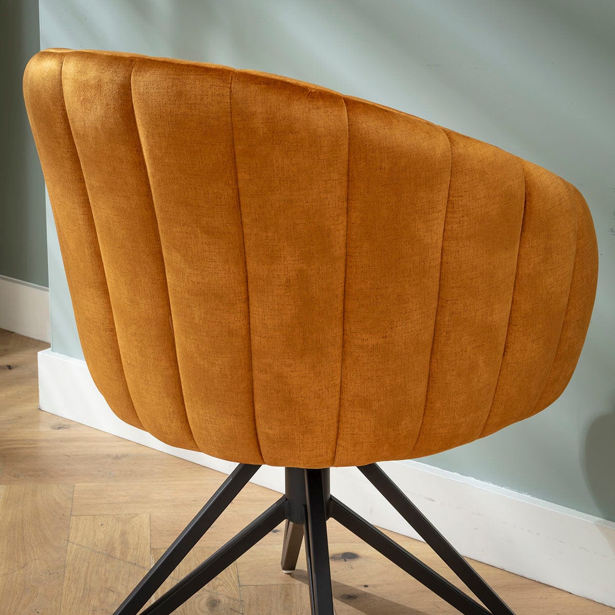 4 chaises de salle à manger pivotantes Hattie Carver avec accoudoirs, velours safran