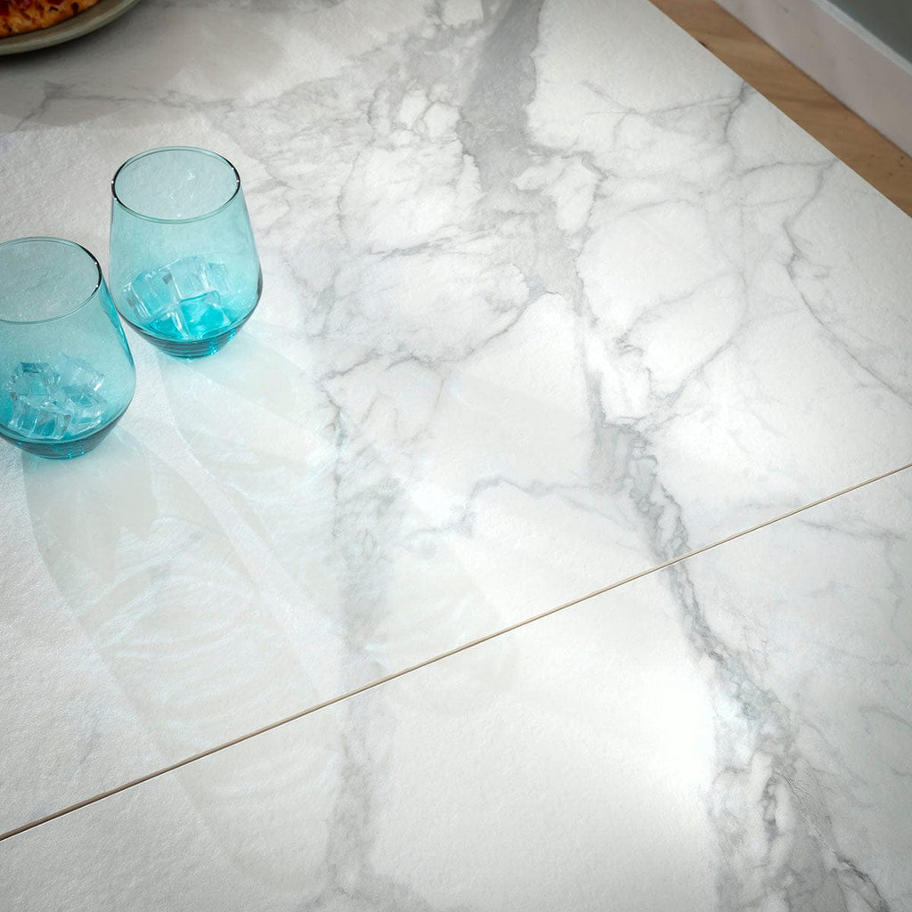 Ensemble de salle à manger extensible Cora &amp; Hugo, grand modèle 8 places, en chenille bleue et céramique blanche mate