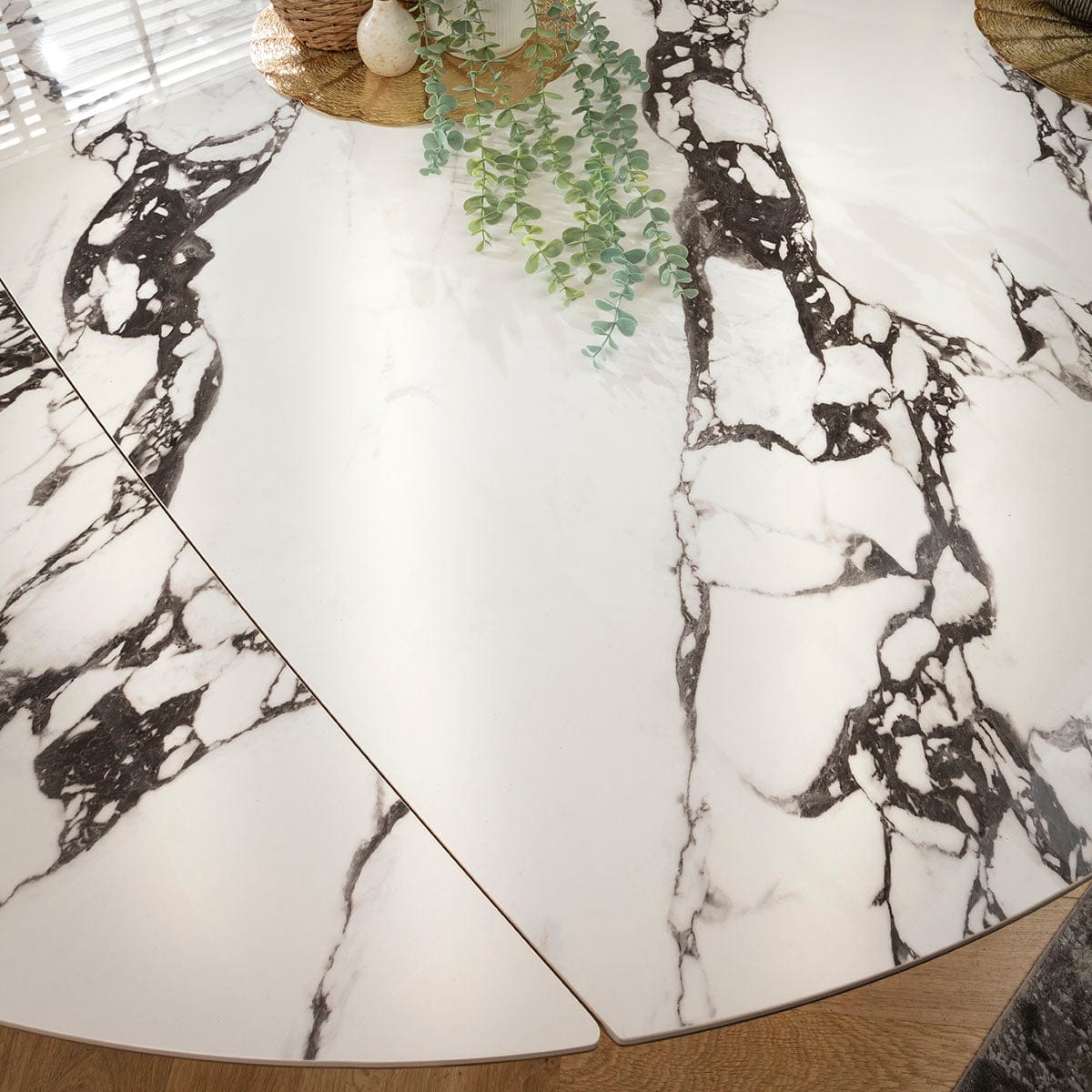 Table de salle à manger ronde extensible Rudie, céramique blanche veinée noire, 115-190 cm