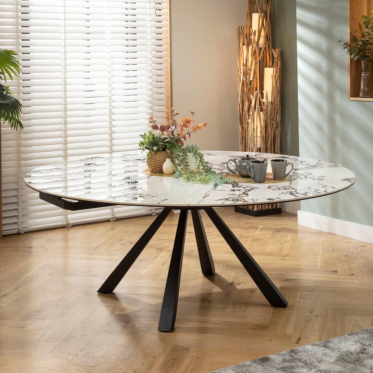 Table de salle à manger ronde extensible Rudie, céramique blanche veinée noire, 115-190 cm