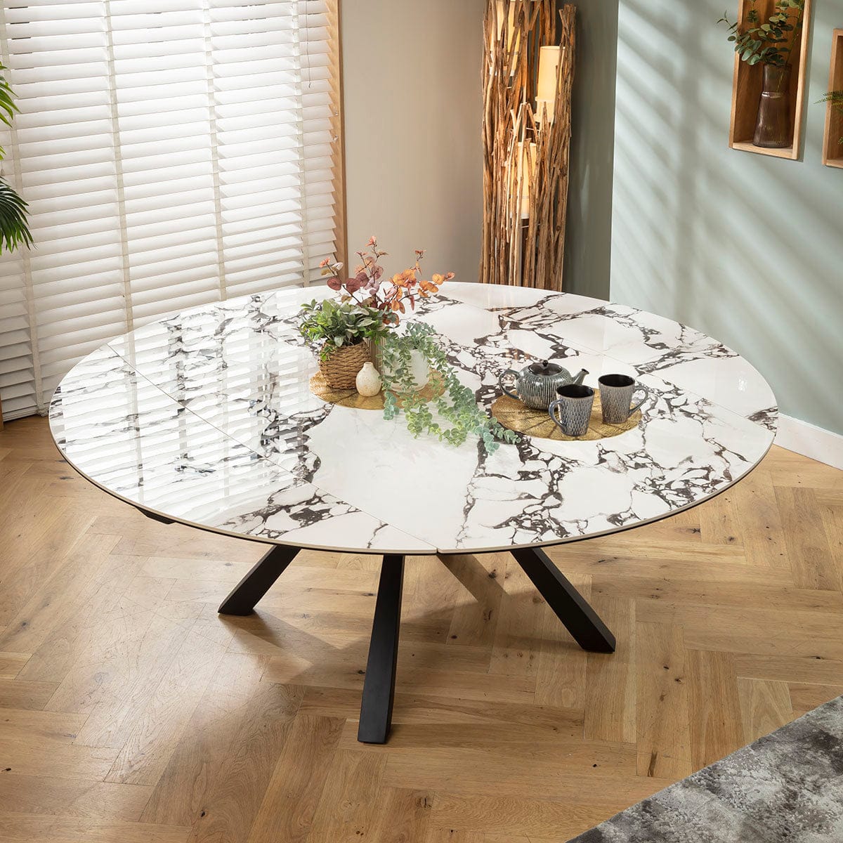 Ensemble de salle à manger rond extensible 8 places Millie &amp; Rudie, céramique blanche veinée de gris et de noir