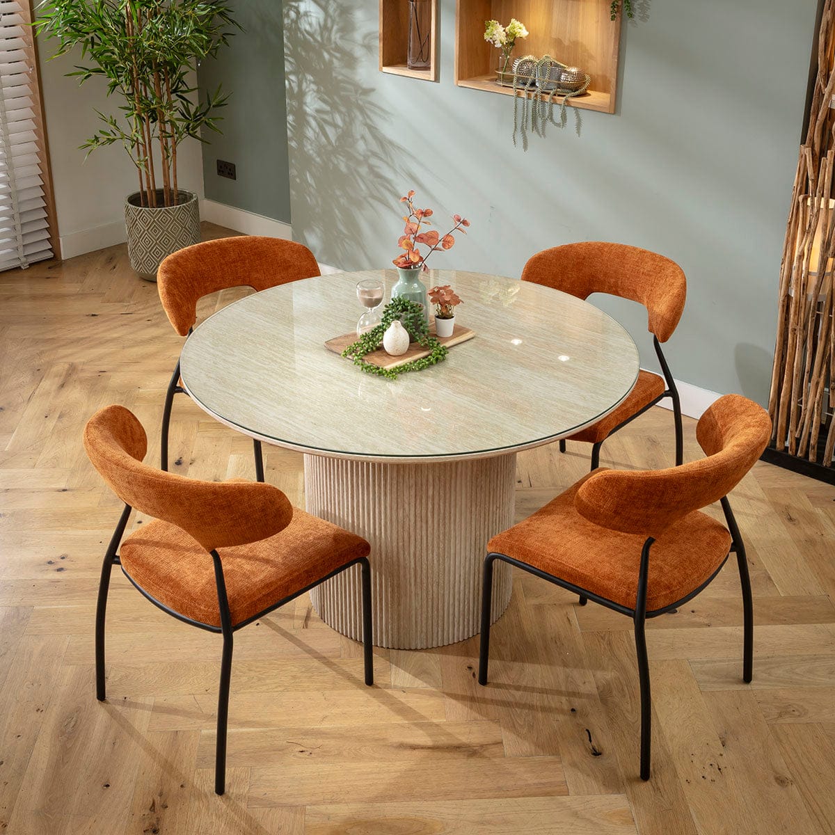 Ensemble de salle à manger rond 4 places Oscar &amp; Angelica avec plateau en verre, coloris orange brûlé et crème