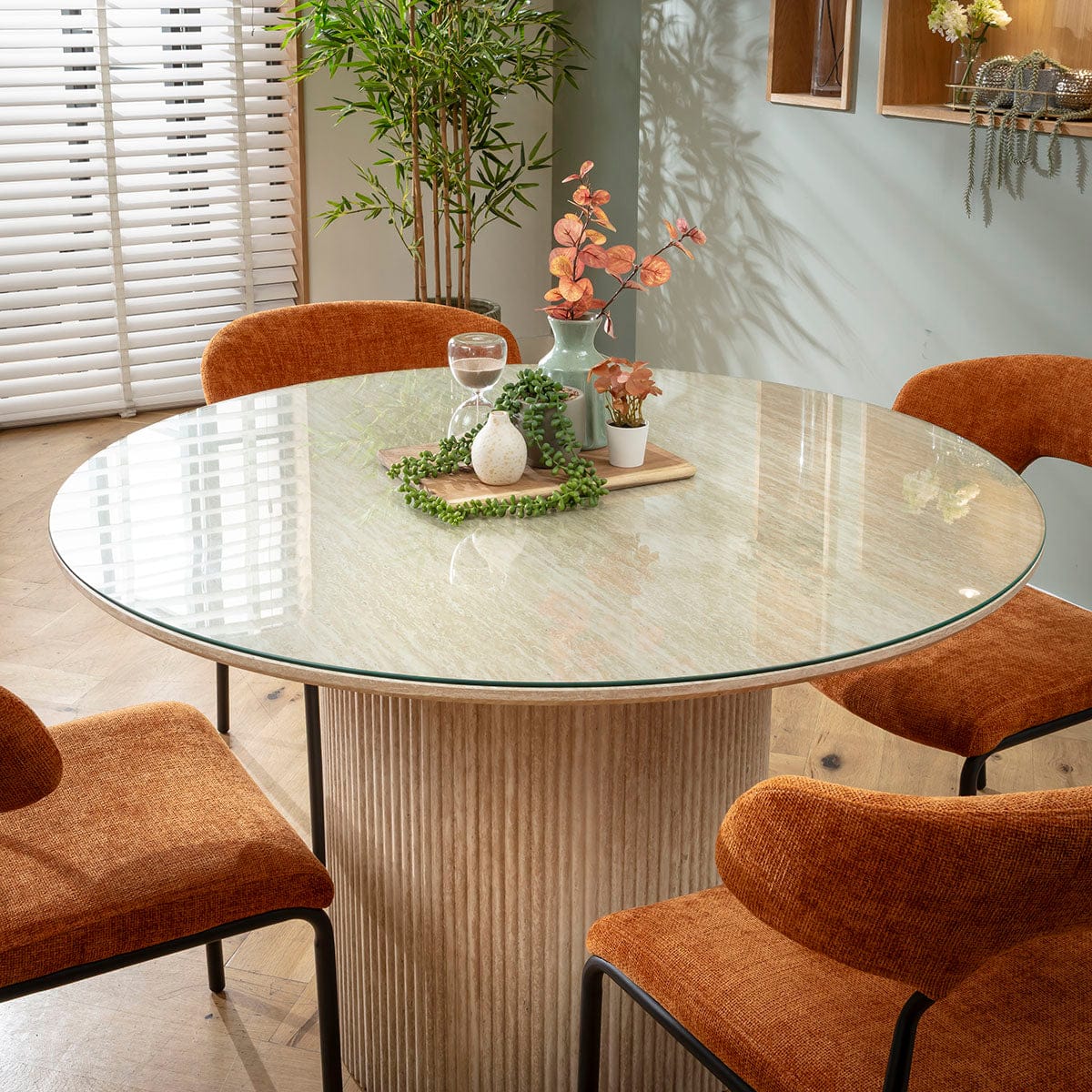 Ensemble de salle à manger rond 4 places Oscar &amp; Angelica avec plateau en verre, coloris orange brûlé et crème
