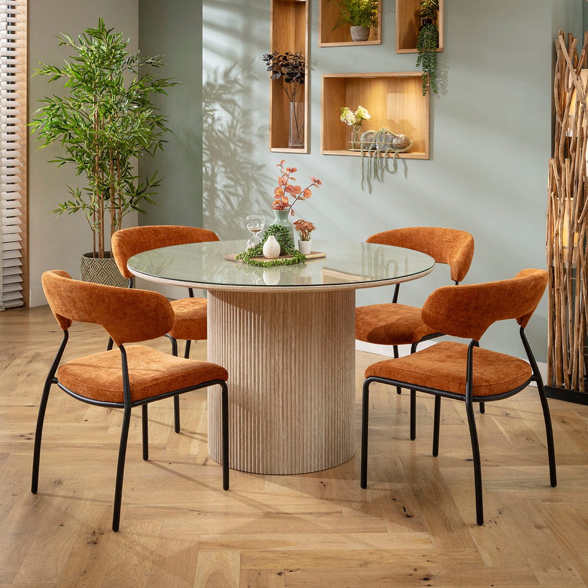 Ensemble de salle à manger rond 4 places Oscar &amp; Angelica avec plateau en verre, coloris orange brûlé et crème