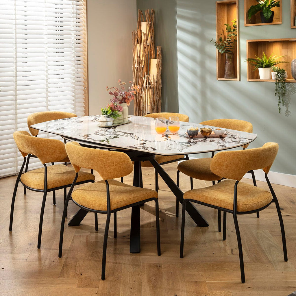 Ensemble de salle à manger rond extensible 6 places Oscar &amp; Rudie, en céramique jaune doré et blanche veinée de noir