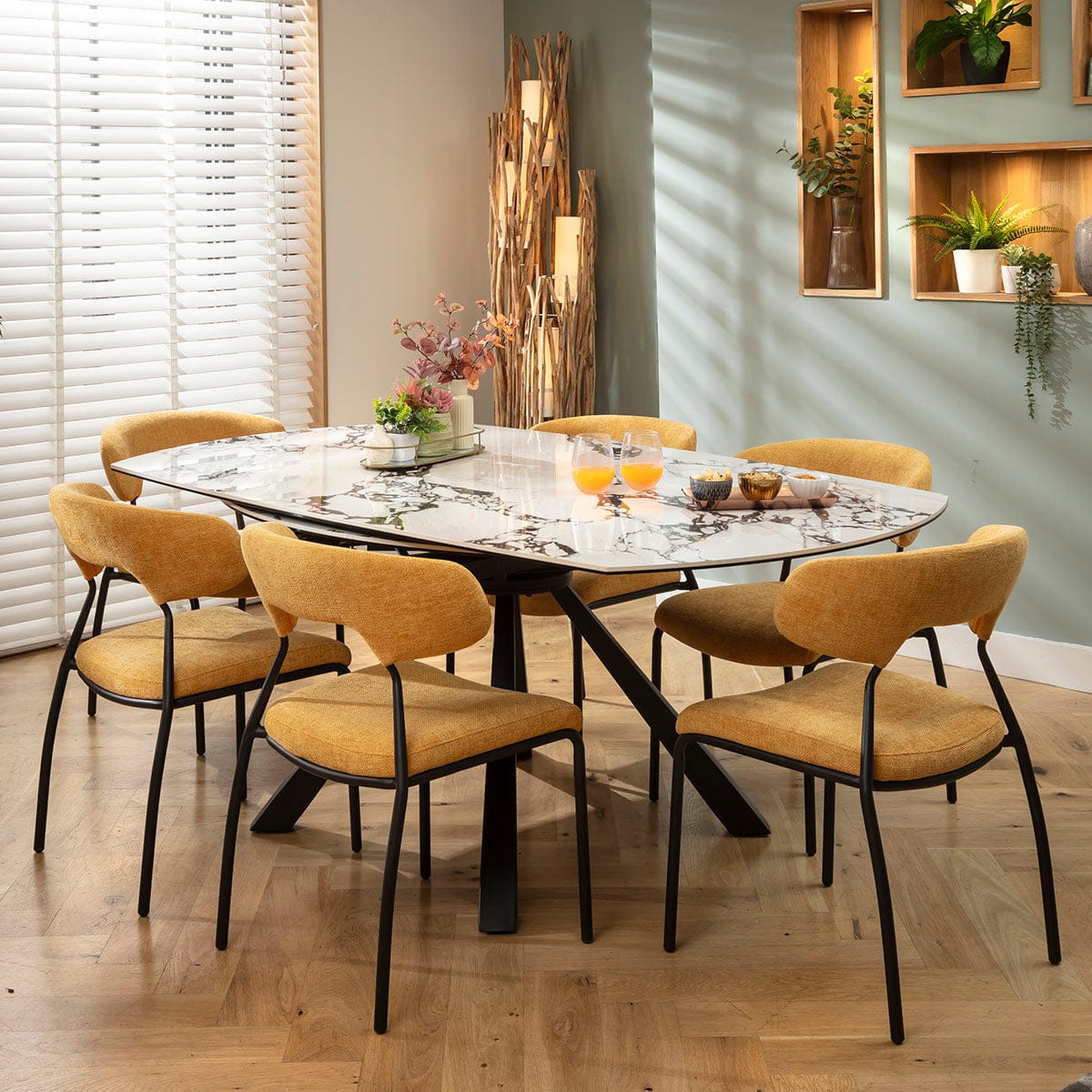 Ensemble de salle à manger rond extensible 6 places Oscar &amp; Rudie, en céramique jaune doré et blanche veinée de noir