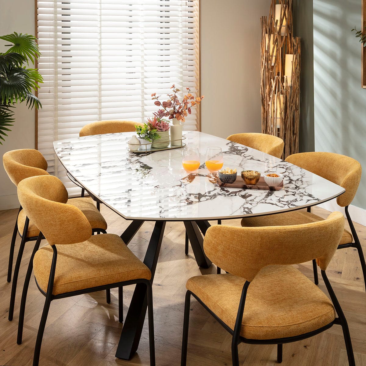 Ensemble de salle à manger rond extensible 6 places Oscar &amp; Rudie, en céramique jaune doré et blanche veinée de noir