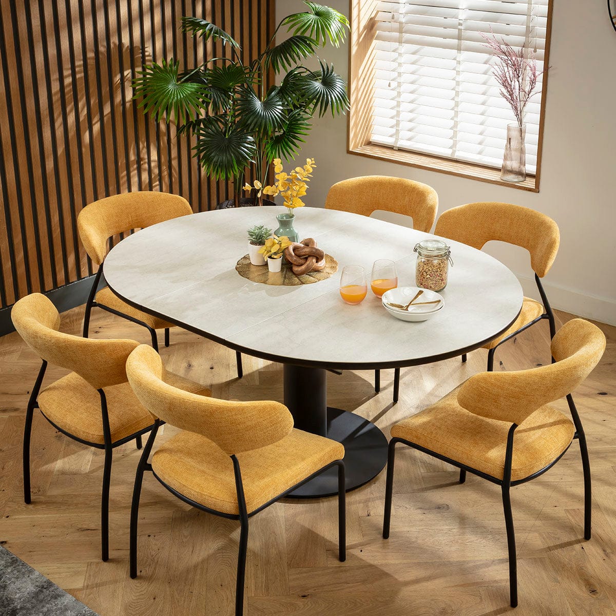 Ensemble de salle à manger rond extensible 6 places Oscar &amp; Venus en céramique jaune doré et gris clair