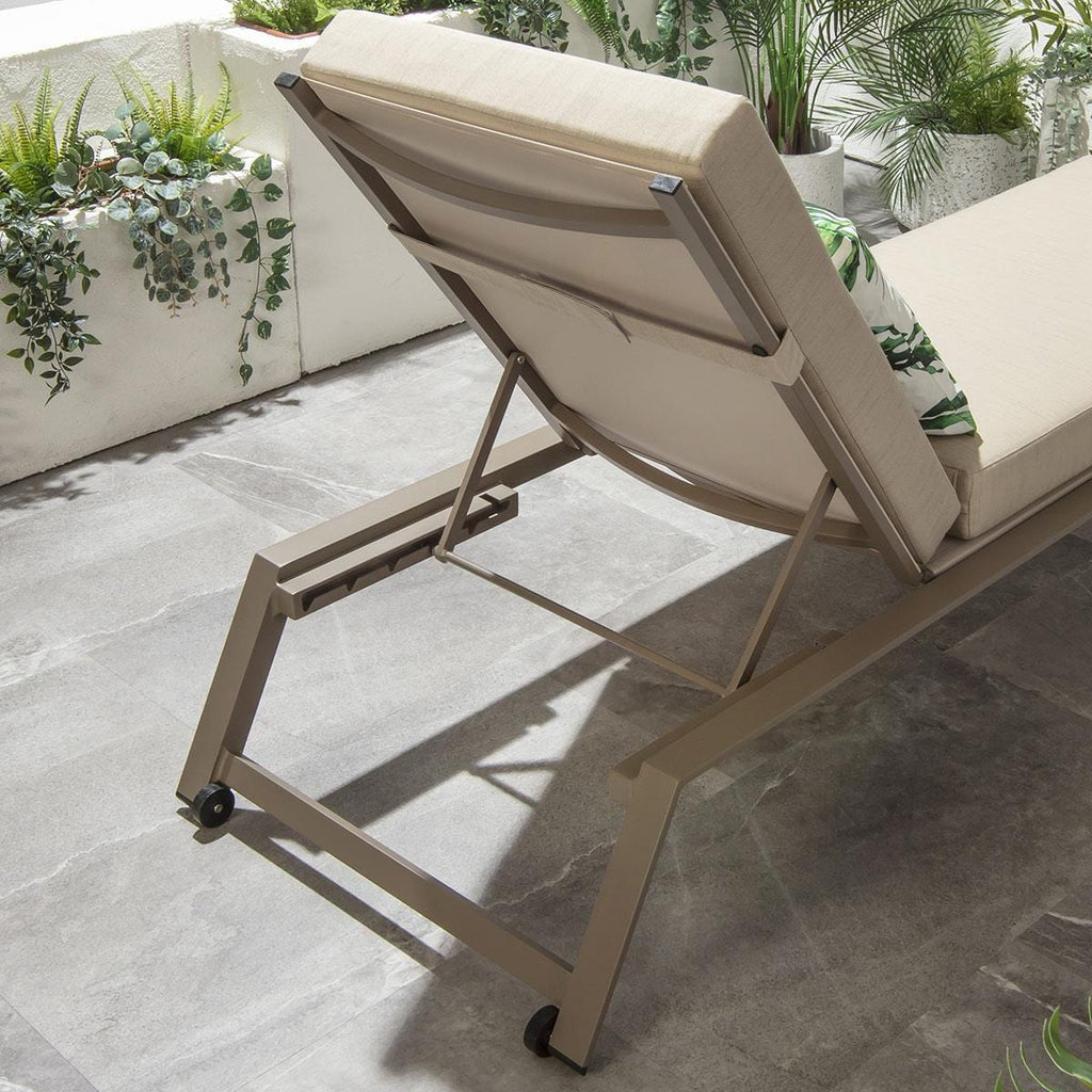 2 chaises longues de jardin Cayman avec coussins beiges 196 x 70 cm
