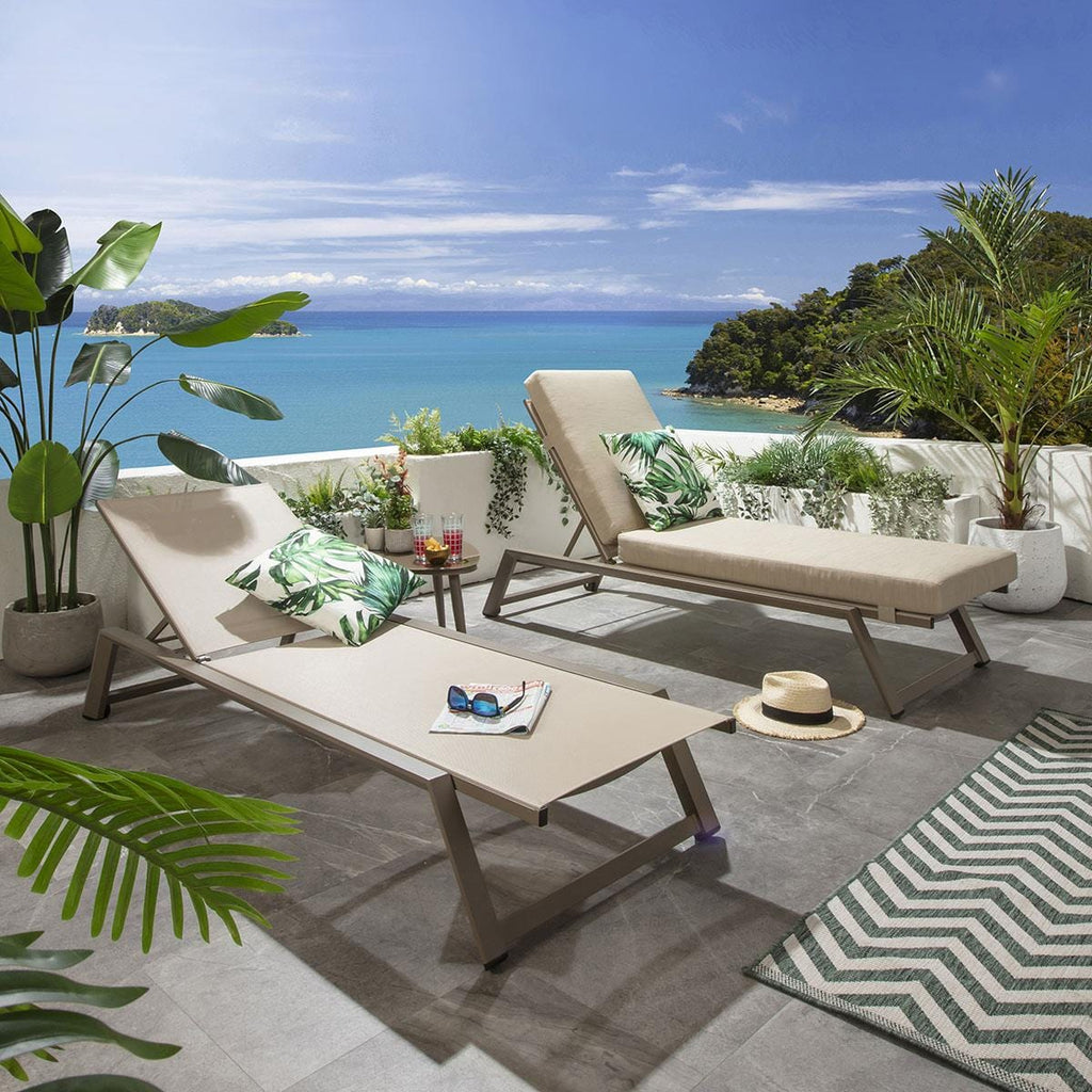 2 chaises longues de jardin Cayman avec coussins beiges 196 x 70 cm