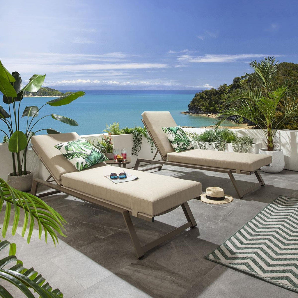 2 chaises longues de jardin Cayman avec coussins beiges 196 x 70 cm