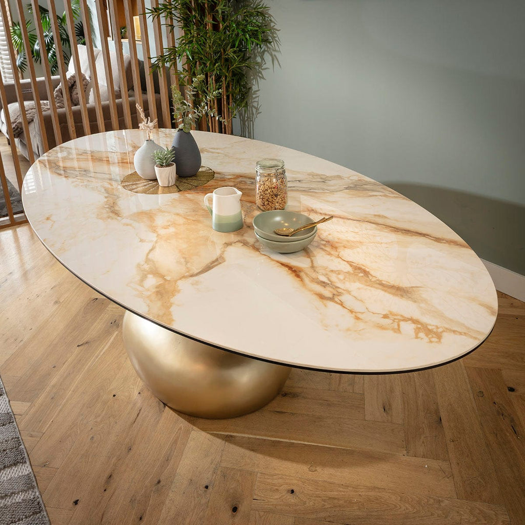 Table de salle à manger ovale Venusia 8 places en céramique effet marbre blanc et or 240 x 120 cm